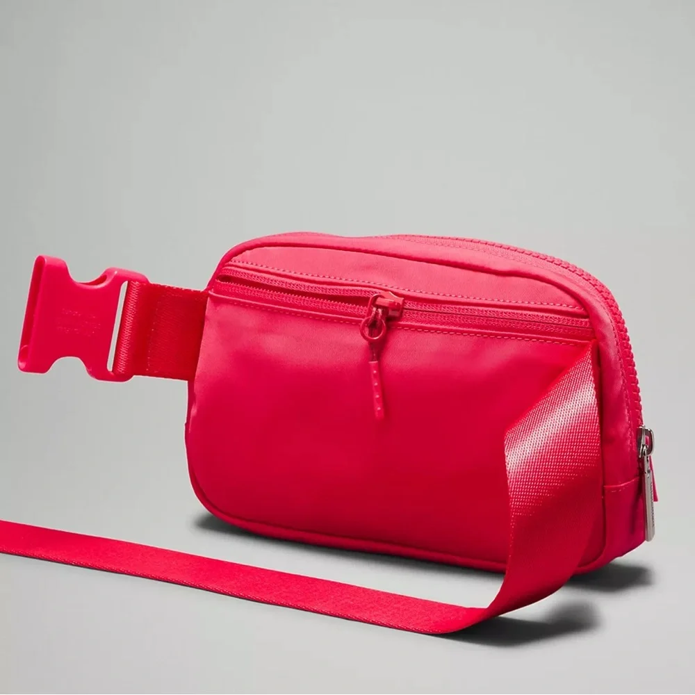Lululemon Everywhere Belt Bag 1L in Lip Gloss - Picture 3 of 5